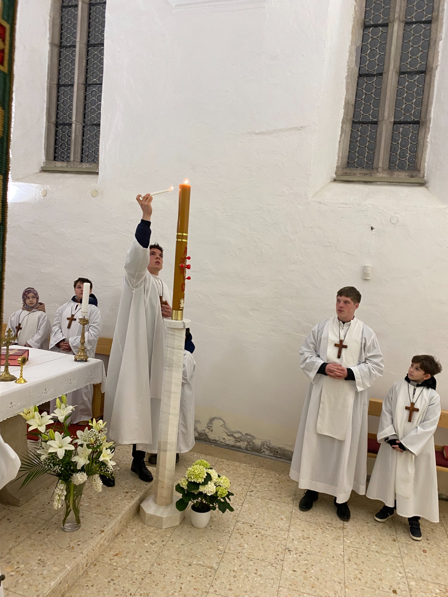 A húsvéti gyertya fénye Jézus Krisztust és az ő feltámadását jelzi, amely belevilágít a templom sötétjébe és egyúttal a világ sötétjébe is, hogy új reményt adjon.