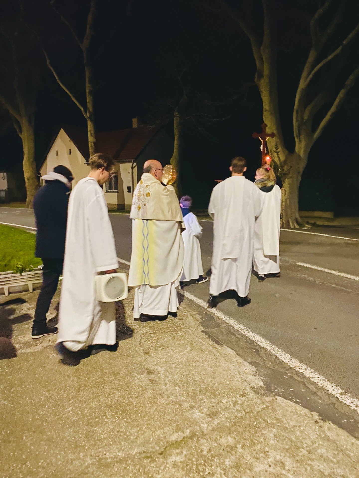 A Feltámadt Krisztus kezdetű énekkel megkezdődik a körmenet.